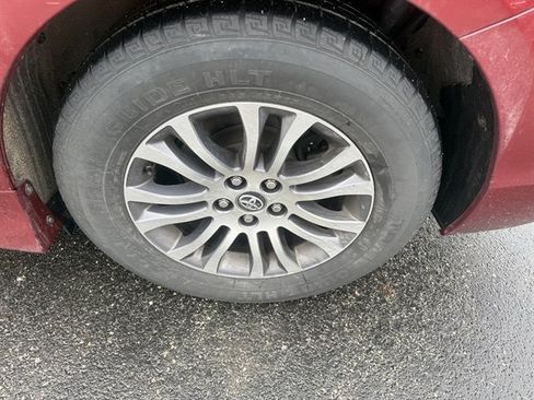 Used 2018 Toyota Sienna XLE image 34