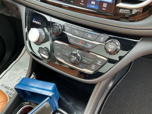 Used 2023 Chrysler Pacifica Pinnacle FWD image 34