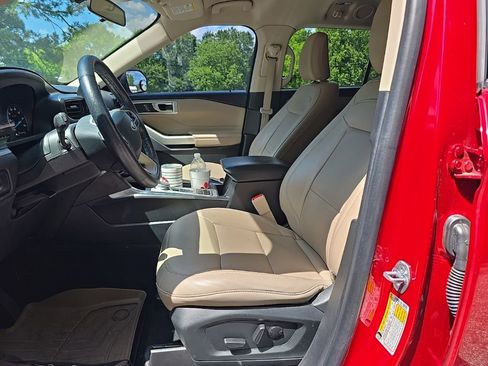 Used 2021 Ford Explorer XLT w/ Equipment Group 202A RWD image 3