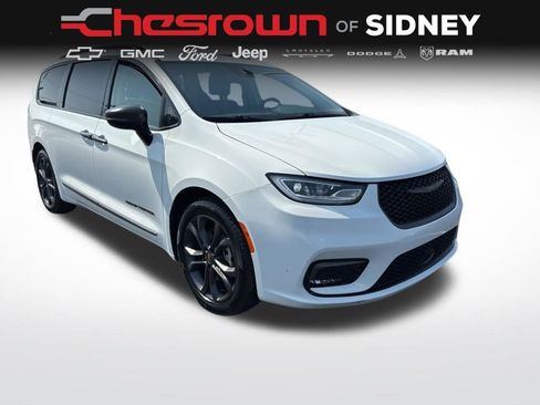 Used 2024 Chrysler Pacifica Touring-L w/ Road Tripper Package image 7