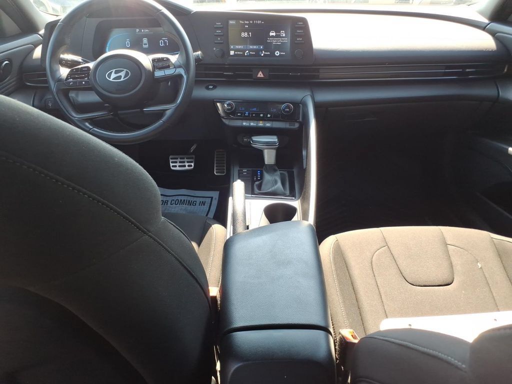 Certified 2025 Hyundai Elantra Sport FWD image 12