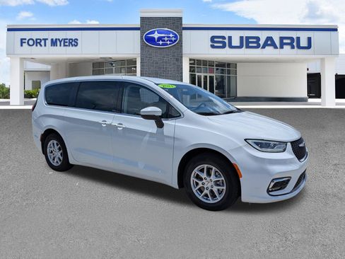 Used 2023 Chrysler Pacifica Touring-L FWD image 2