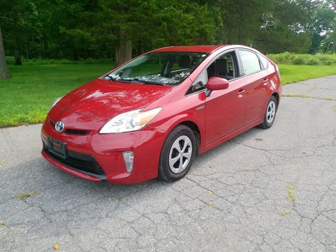 Used 2015 Toyota Prius Two FWD image 2