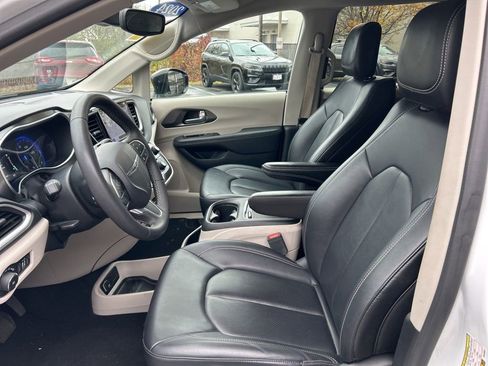 Certified 2024 Chrysler Pacifica Touring-L image 43