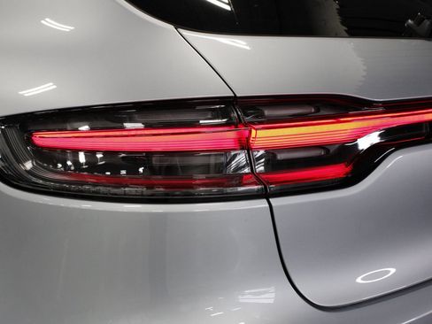 Certified 2025 Porsche Macan image 16