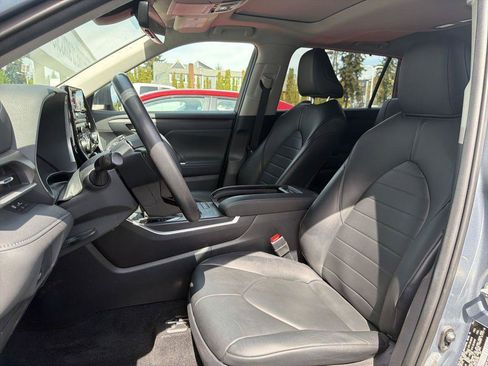 Used 2020 Toyota Highlander XLE AWD/4WD image 15