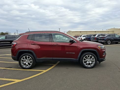Used 2022 Jeep Compass Latitude w/ Sun and Sound Group image 8