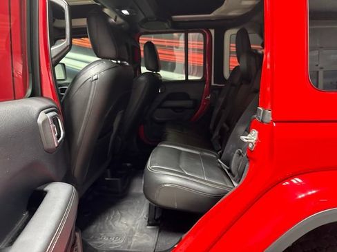 Used 2018 Jeep Wrangler Unlimited Sahara AWD/4WD image 14