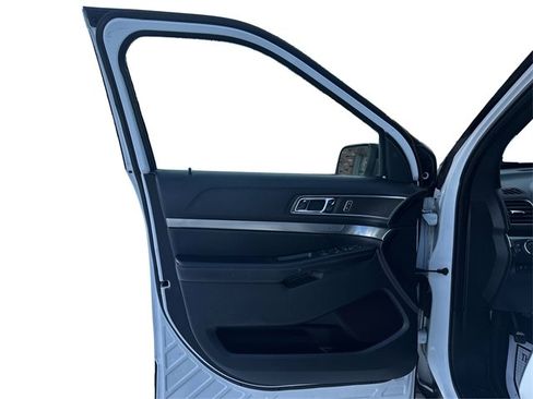 Used 2018 Ford Explorer XLT w/ Equipment Group 202A image 23