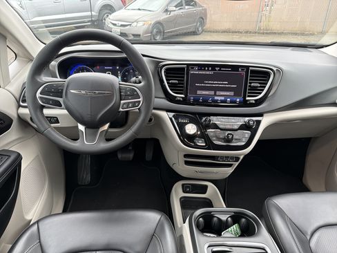 Used 2023 Chrysler Pacifica Touring-L FWD image 13