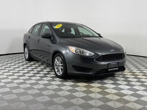 Used 2018 Ford Focus SE FWD image 3