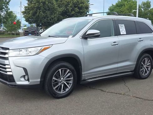 Used 2018 Toyota Highlander XLE FWD image 4