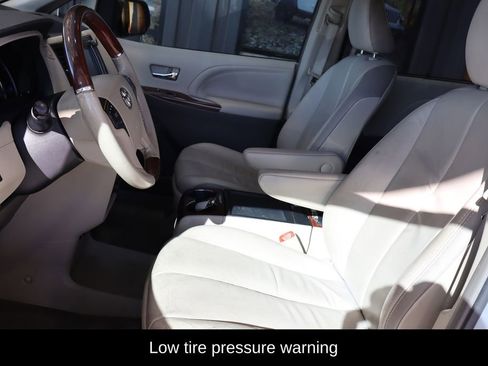 Used 2011 Toyota Sienna Limited w/ Premium Pkg image 10