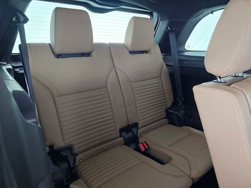 New 2025 Land Rover Discovery Dynamic SE image 13