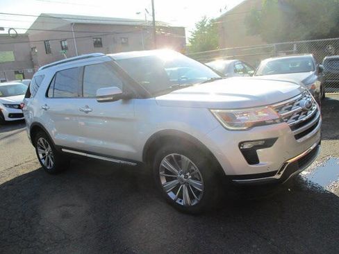 Used 2017 Ford Explorer XLT w/ Equipment Group 202A image 3