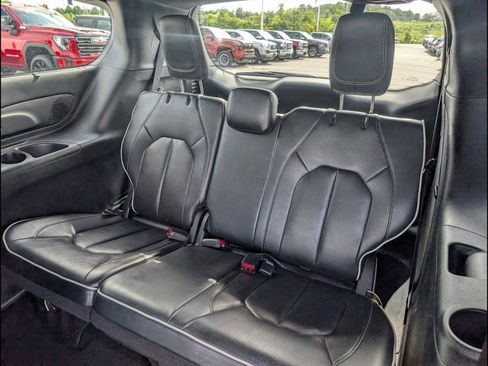 Used 2025 Chrysler Pacifica Limited FWD image 13