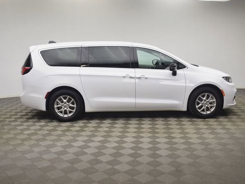 Used 2024 Chrysler Pacifica Touring-L image 13