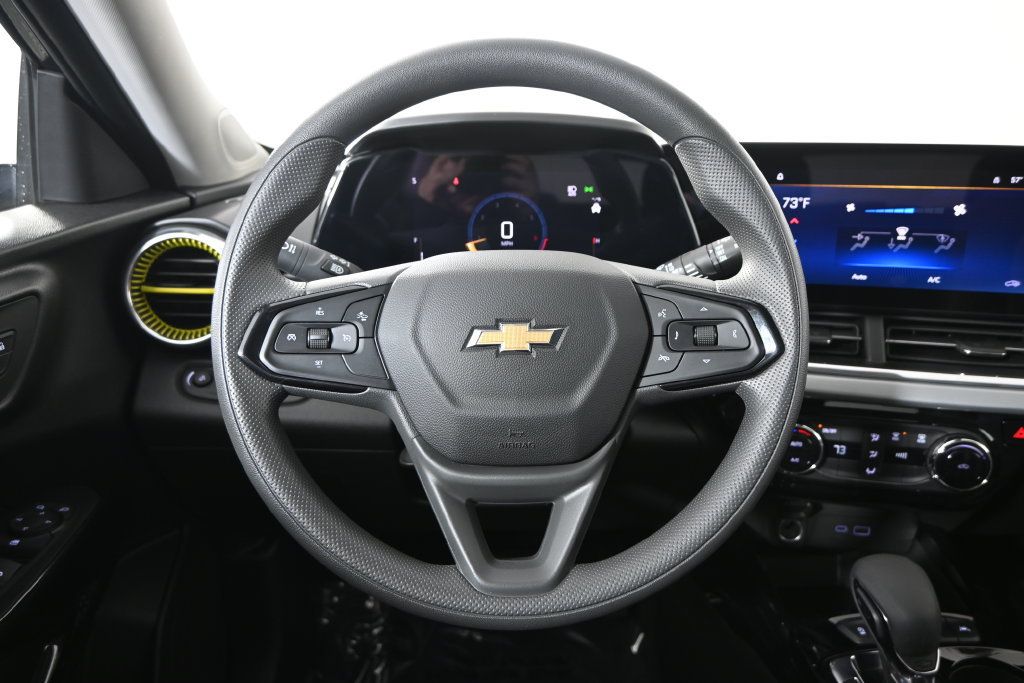 Used 2025 Chevrolet Trax LT FWD image 34