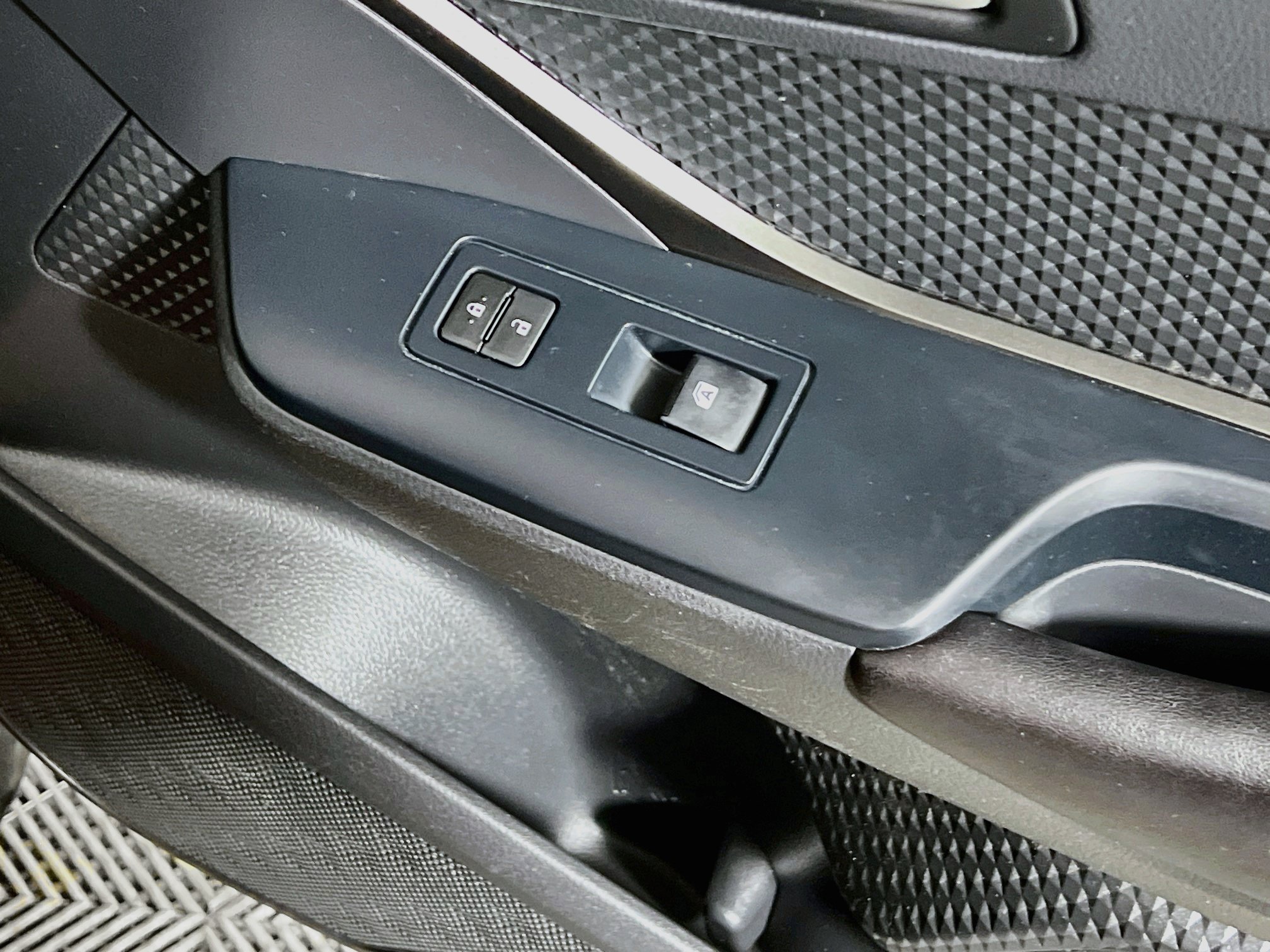 Used 2019 Toyota C-HR LE FWD image 31