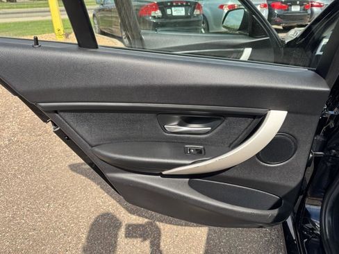 Used 2017 BMW 320i xDrive Sedan AWD/4WD image 19