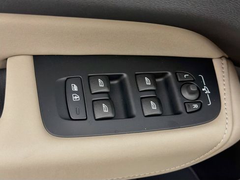 New 2027 Volvo XC60 B5 Plus AWD/4WD image 17