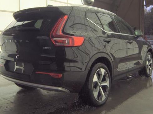 Used 2025 Volvo XC40 B5 Plus image 3