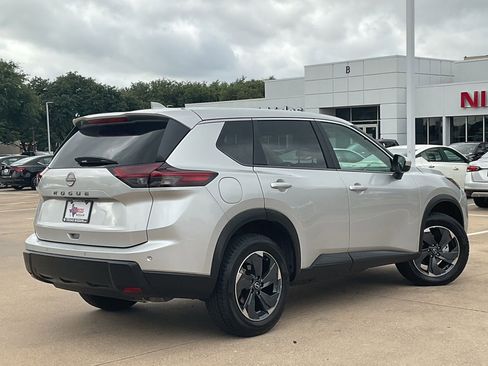 Used 2025 Nissan Rogue SV FWD image 4