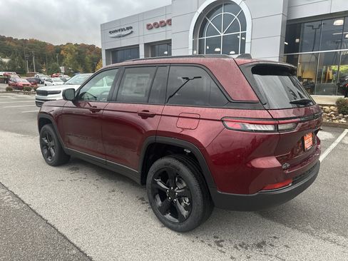 New 2025 Jeep Grand Cherokee Altitude image 9