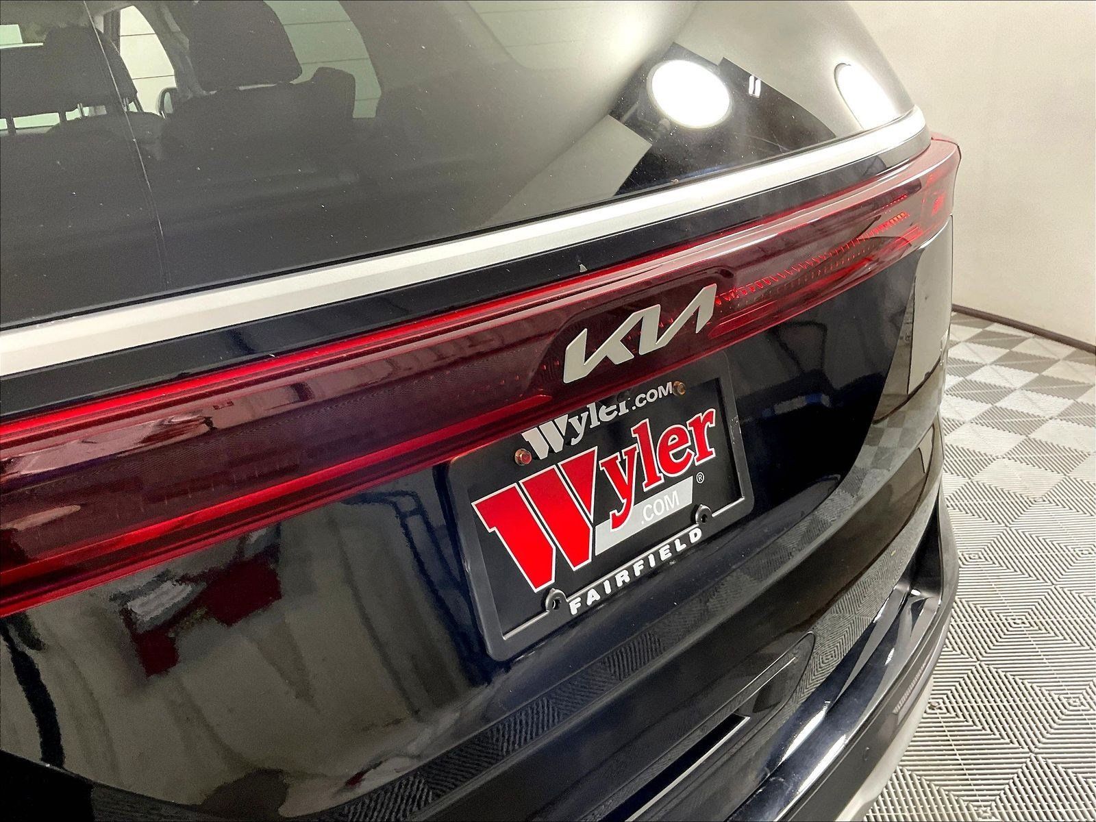 Used 2023 Kia Carnival LX FWD image 24