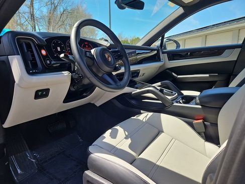 Certified 2025 Porsche Cayenne Coupe AWD/4WD image 4