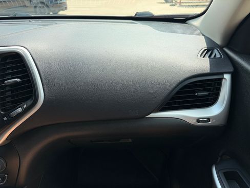 Used 2018 Jeep Cherokee Latitude Plus FWD image 31