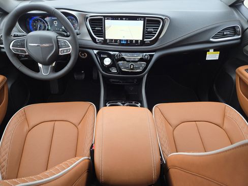 New 2026 Chrysler Pacifica Pinnacle image 2