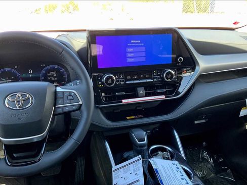 Used 2025 Toyota Highlander Platinum image 6