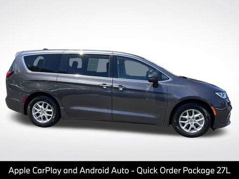 Used 2023 Chrysler Pacifica Touring-L FWD image 10