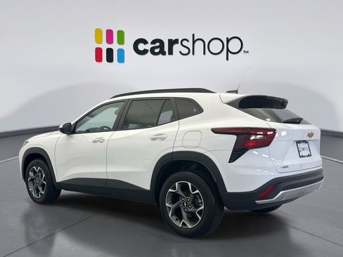 Used 2025 Chevrolet Trax LT w/ LT Convenience Package FWD image 3