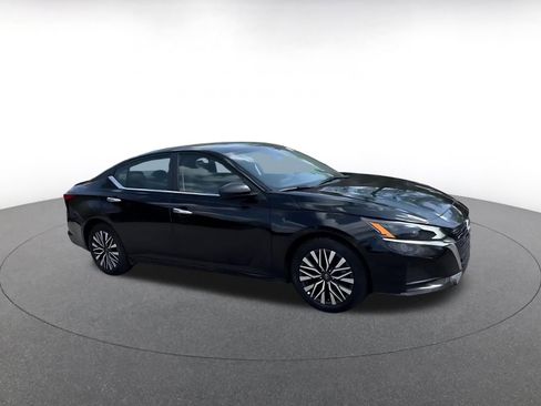 Used 2025 Nissan Altima 2.5 SV image 2