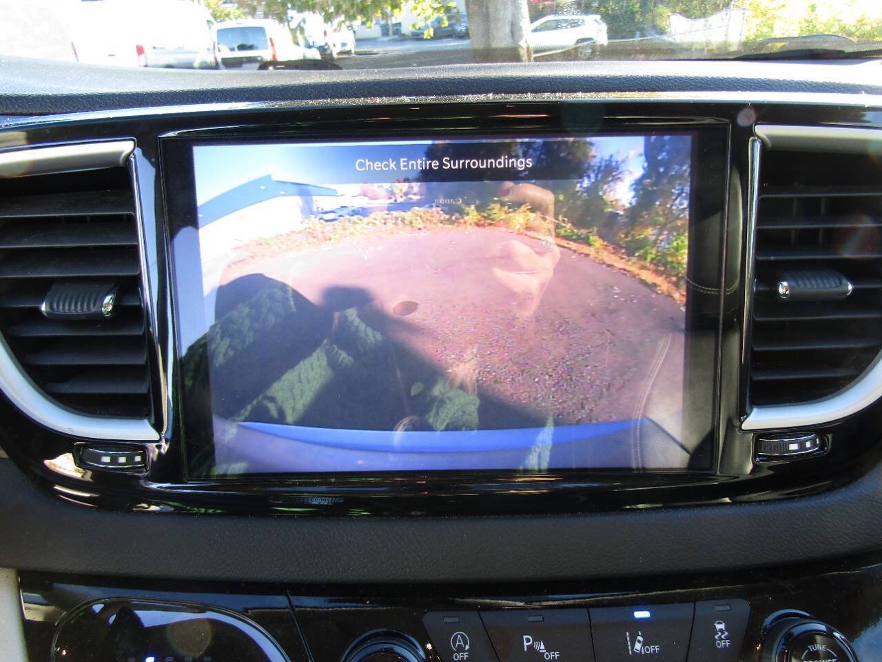 Used 2024 Chrysler Pacifica Touring-L FWD image 13