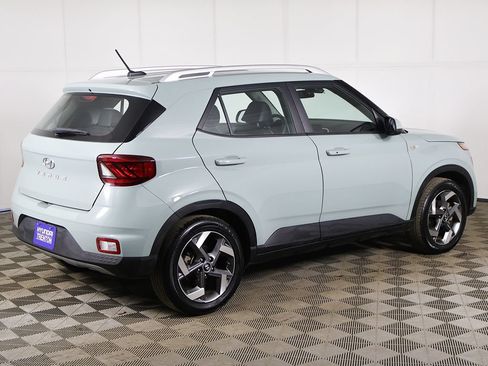 Used 2025 Hyundai Venue Limited FWD image 9