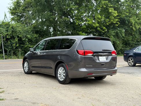 Used 2017 Chrysler Pacifica Touring w/ Tire & Wheel Group FWD image 13