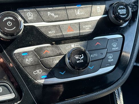 Used 2025 Chrysler Pacifica Limited image 19