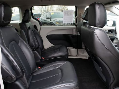 Used 2023 Chrysler Pacifica Touring-L image 23