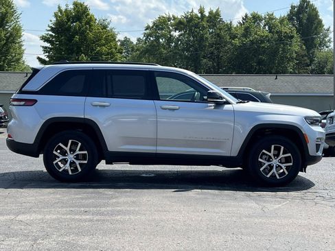 Used 2025 Jeep Grand Cherokee Limited AWD/4WD image 49