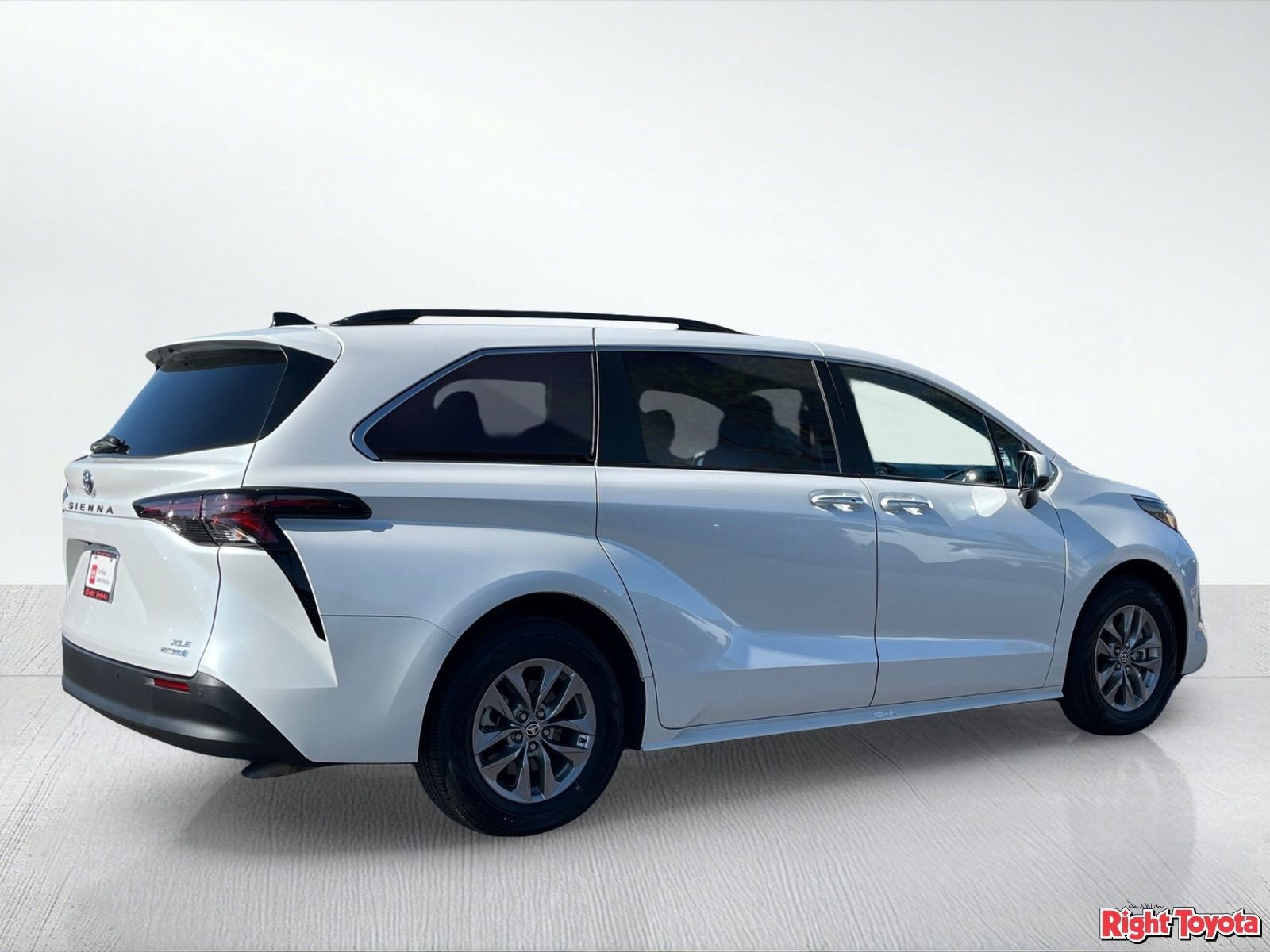 Certified 2024 Toyota Sienna XLE FWD image 7