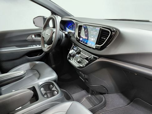 Used 2025 Chrysler Pacifica Select FWD image 27