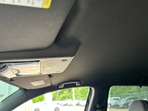 Used 2024 Volkswagen Atlas Cross Sport SE FWD image 33