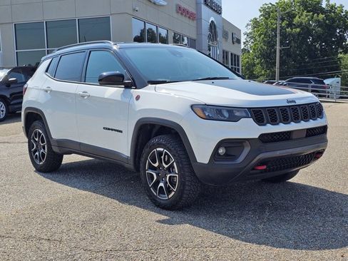 Used 2025 Jeep Compass Trailhawk AWD/4WD image 5