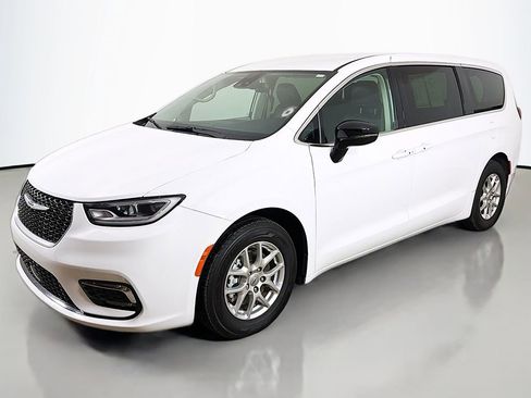 Used 2024 Chrysler Pacifica Touring-L image 7