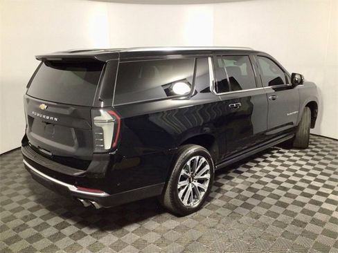 Used 2025 Chevrolet Suburban High Country image 14