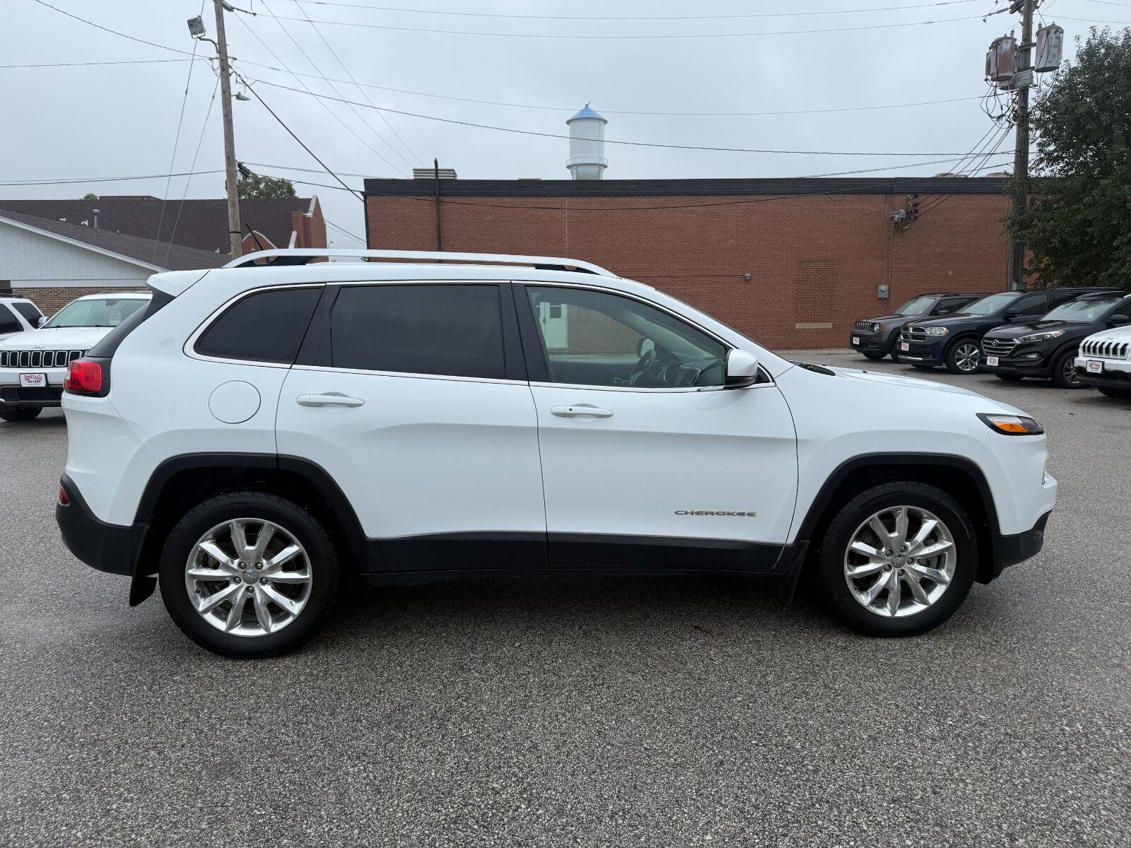 Used 2015 Jeep Cherokee Limited w/ Luxury Group AWD/4WD image 4