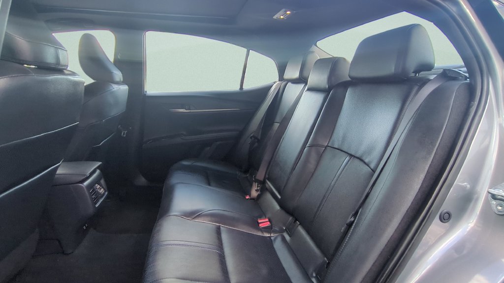 Used 2025 Toyota Camry XSE FWD image 9